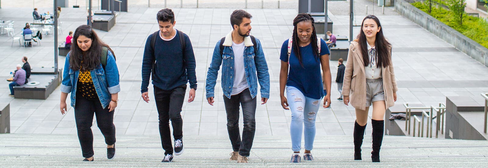 一群学生在利物浦散步。