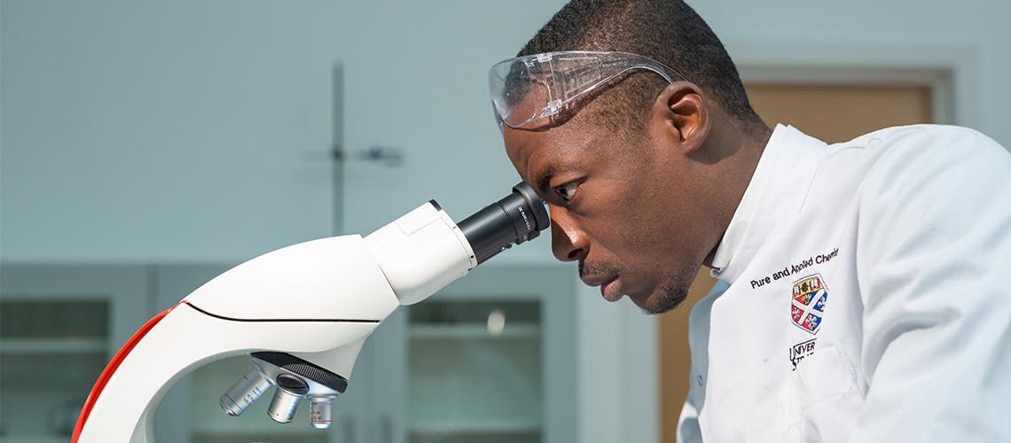 思克莱德大学的理科生在使用显微镜