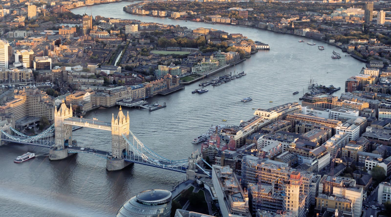 伦敦桥、伦敦和泰晤士河鸟瞰图