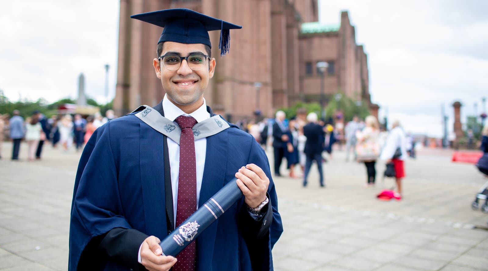 一名利物浦约翰摩尔大学的学生在毕业日上。