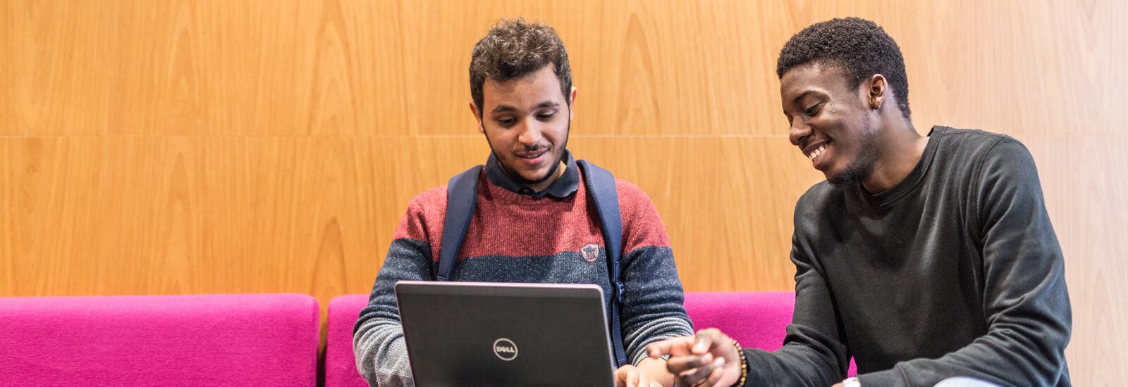 两名利物浦约翰摩尔斯大学的学生正在使用一台笔记本电脑。