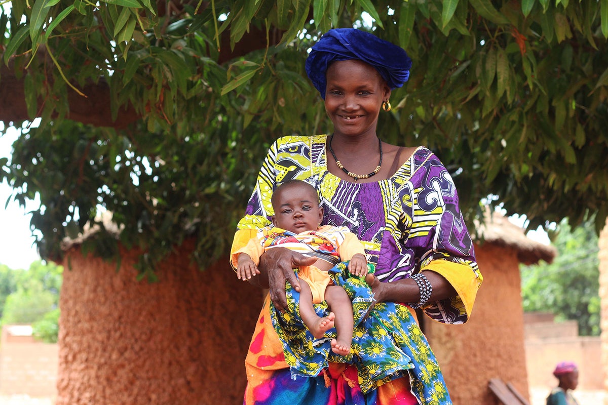 Kadidia holds her newborn Nahawa. 