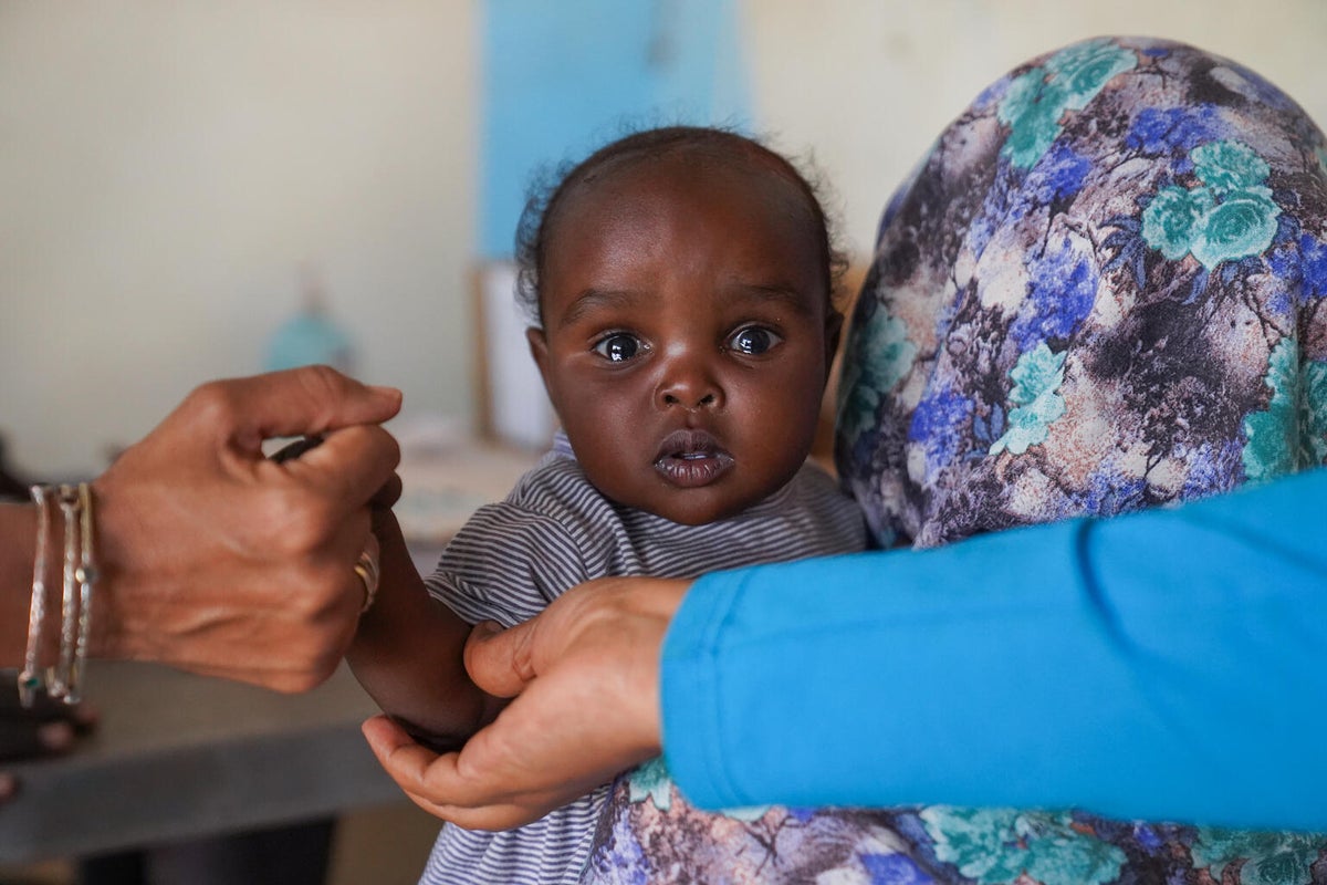 Madina’s seven-month-old daughter, Elaf, receiving her measles vaccine at a UNICEF-supported health facility.