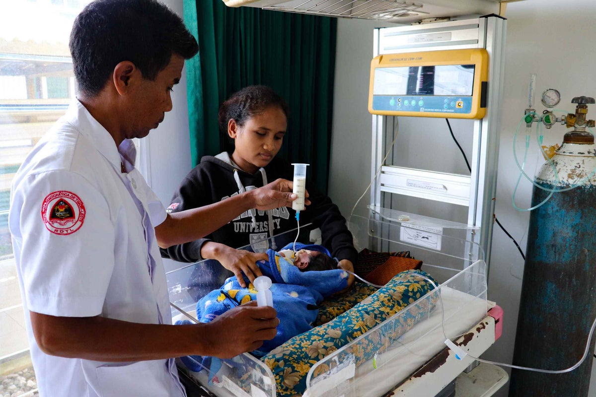 Doctors assist feeding