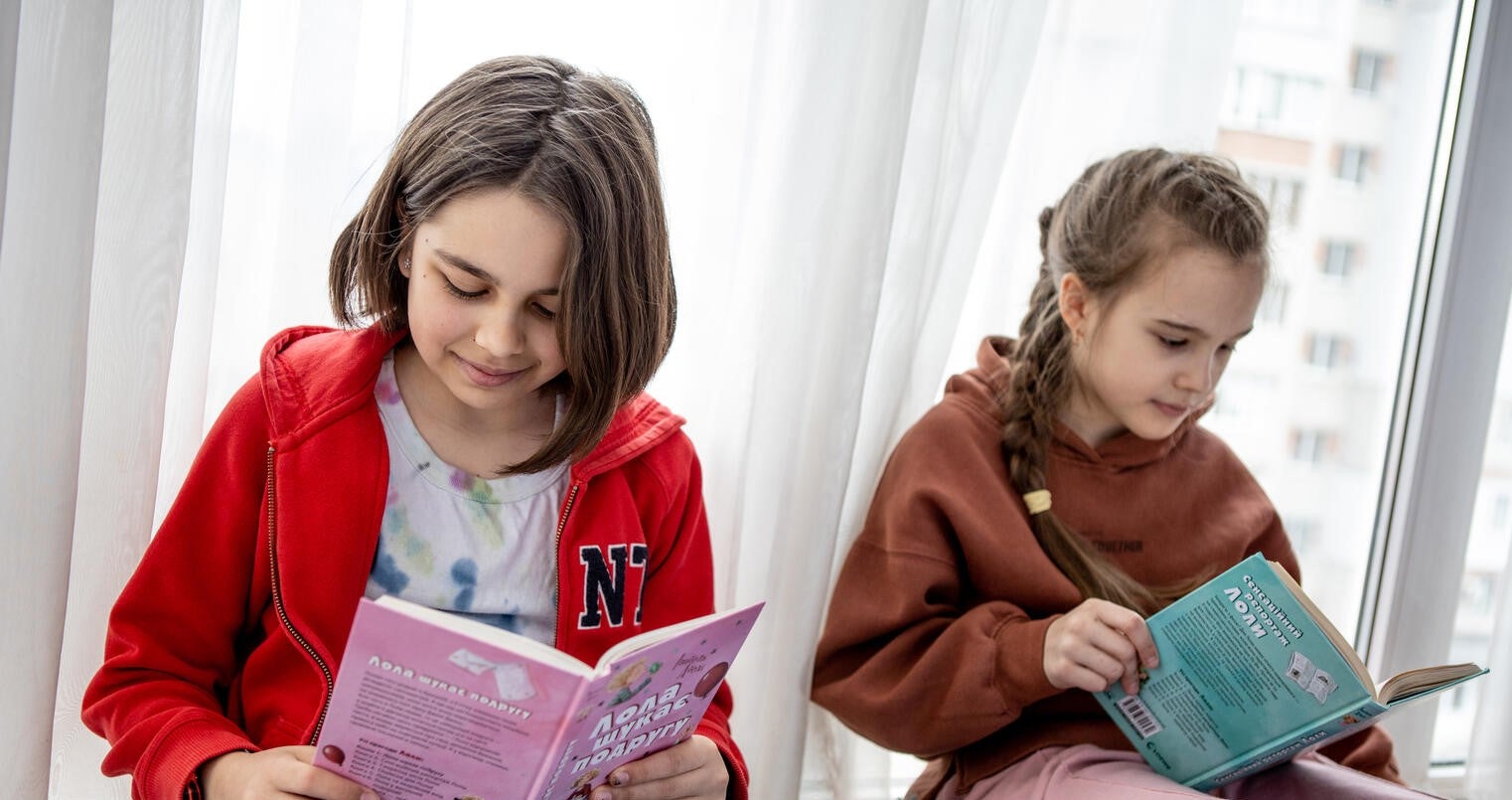 Two Ukraine girls learning online