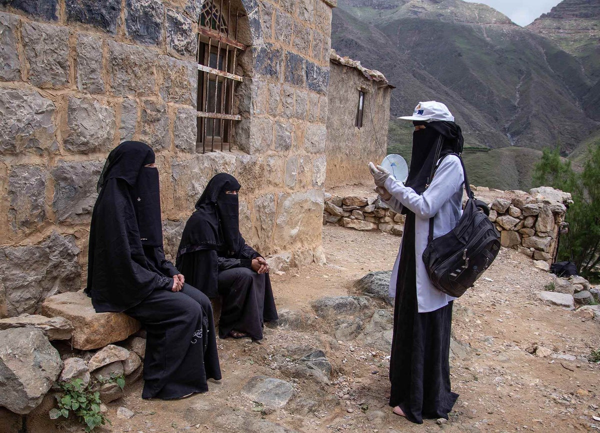 Saba is a community health worker in Amran, Yemen. She spends her days travelling through her community to equip people with health information and refer them for healthcare services. 