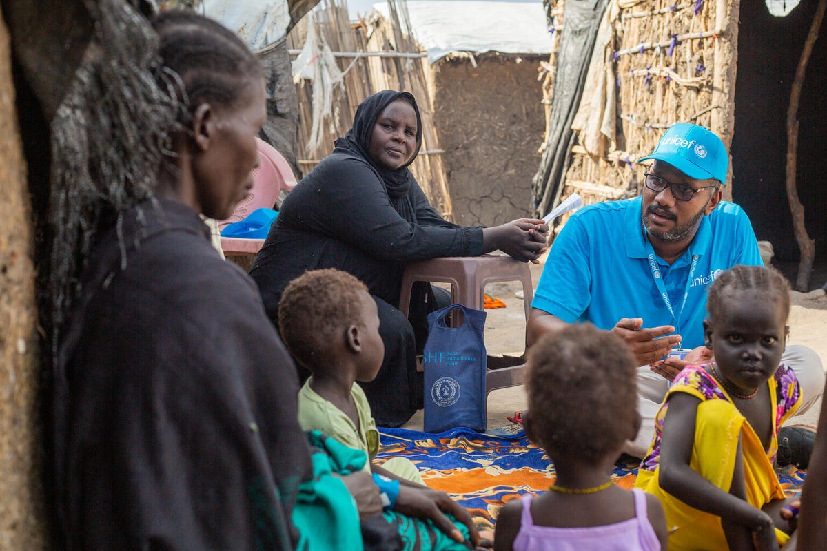 A UNICEF staff member speaks with a mother while visiting families in Sudan to mobilize participation in the Accelerated Child Survival campaign.