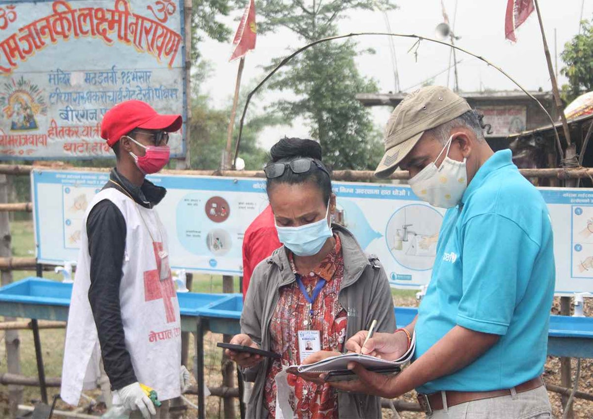 At the India and Nepal border, UNICEF is providing handwashing and drinking water facilities, installing temporary toilets and health kits to families returning home.