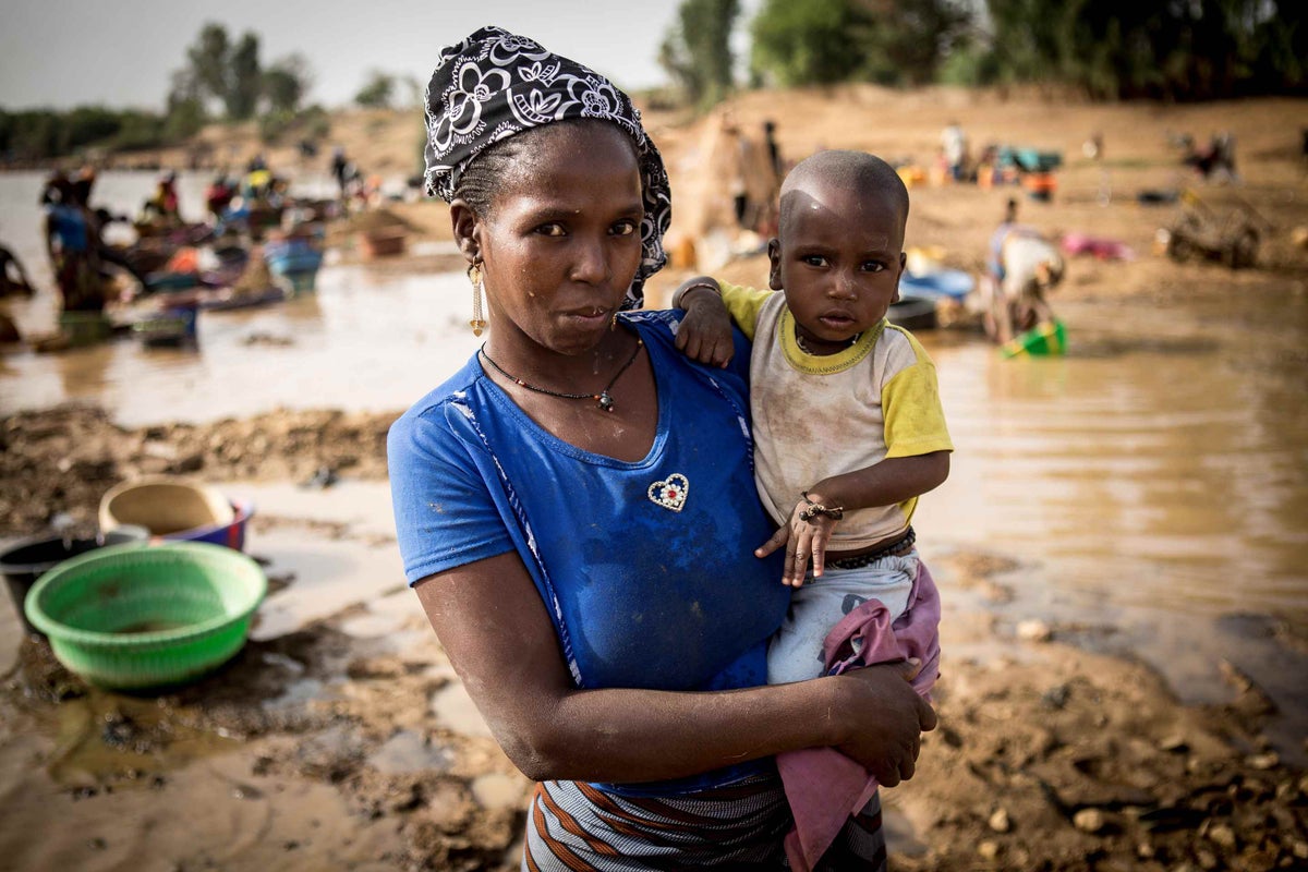 Ramata, 40 years old, has been a goldsmith women in the gold mine site of Massakama for 3 years. 