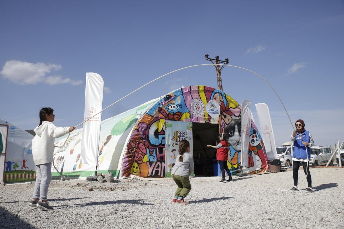 Children playing jump rope in Turkiye