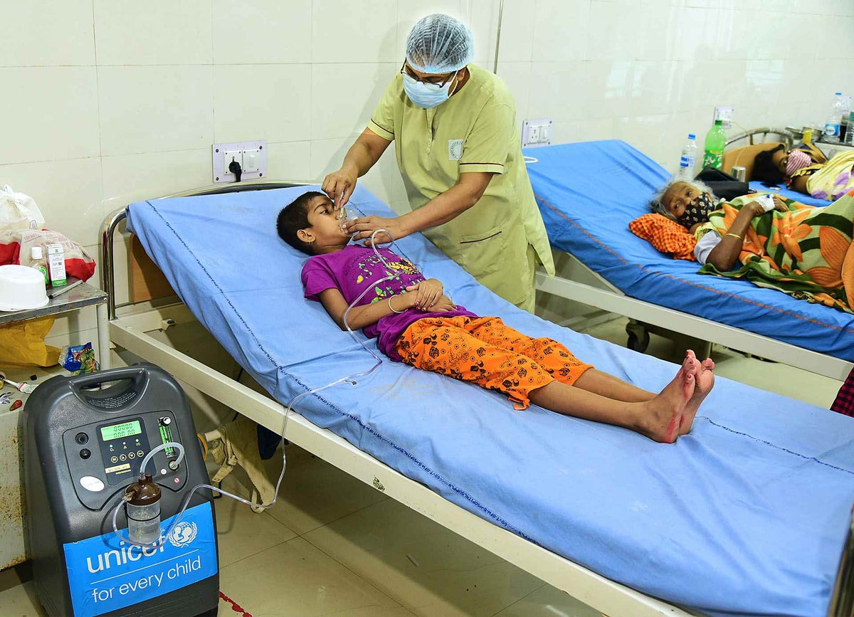 Doctor applies oxygen concentrator to a child