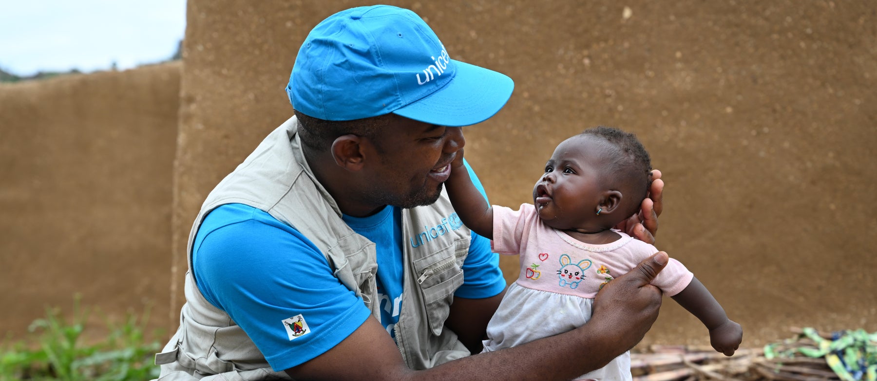 A UNICEF staff member, playing with a little girl, at the site of former hostages, in Zamay, in the extreme north of Cameroon.