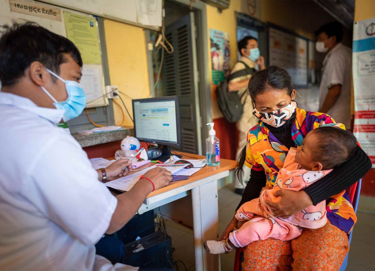 Health staff provide counselling to mothers who have children with severe acute malnutrition.