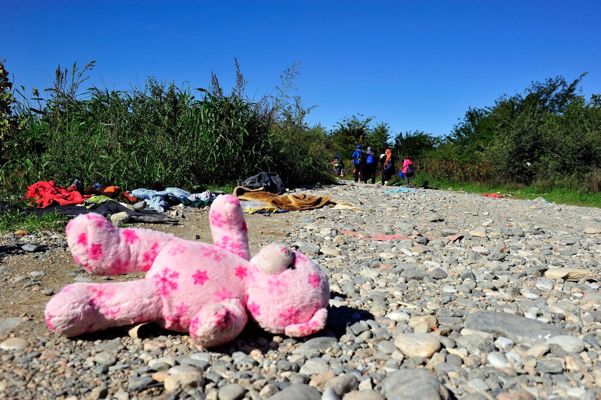 A pink teddy bear has been left behind by a child on the road that leads from the border between Greece and the former Yugoslav Republic of Macedonia to the Vinojug reception center.