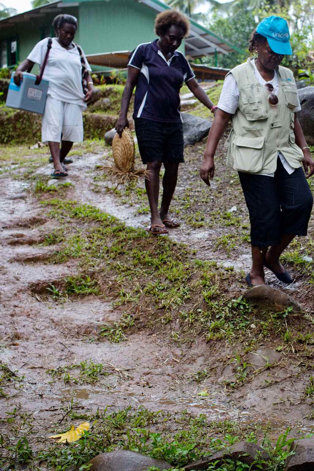 UNICEF’s vaccines had to cross rough terrain for a measles, rubella and polio vaccination campaign in some of the most difficult-to-reach parts of PNG after the 2018 earthquake. 