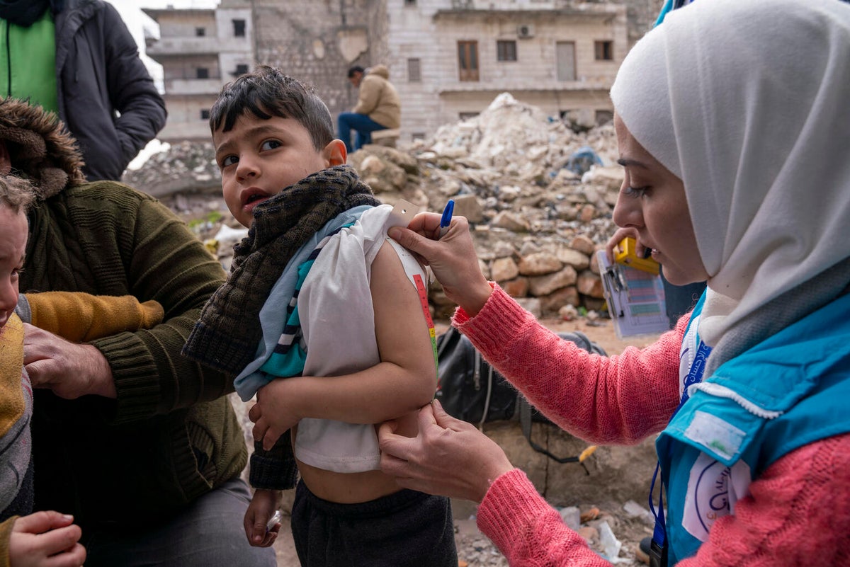 AUNICEF-supported mobile health team leader screens children for malnutrition in north Syria