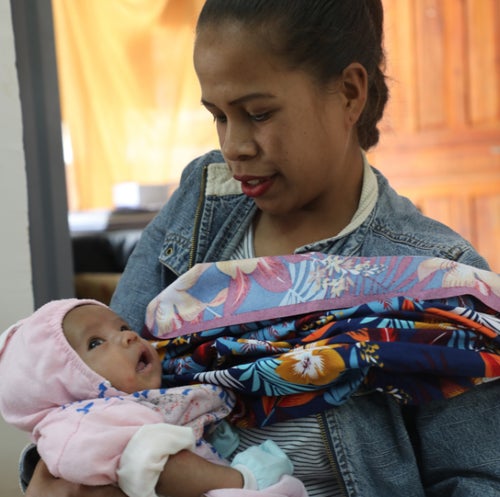 A woman with her child in Timor-Leste