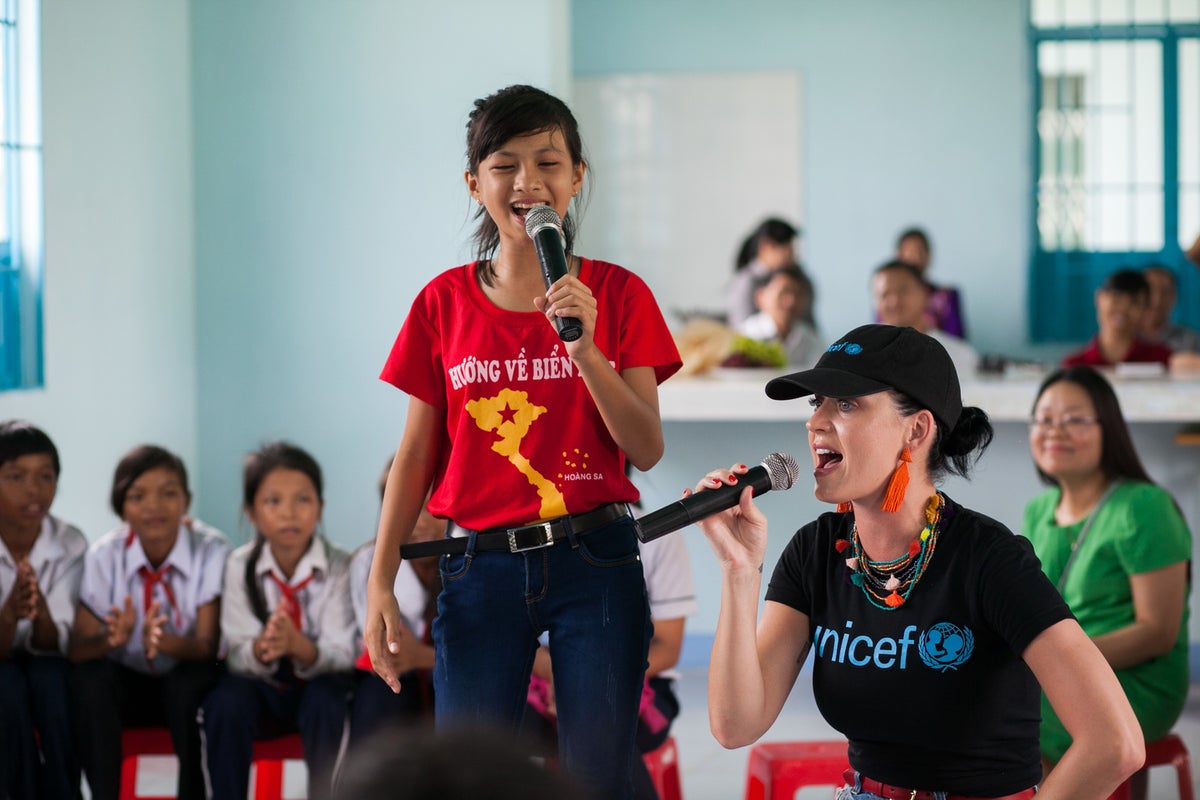 Katy Perry singing with some school students in Vietnam