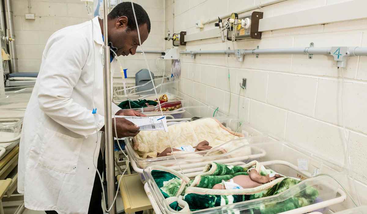 A doctor checks on his smallest patients at a hospital in the Western Highlands Province of Papua New Guinea in 2019, where UNICEF is supporting a comprehensive package of maternal and newborn care