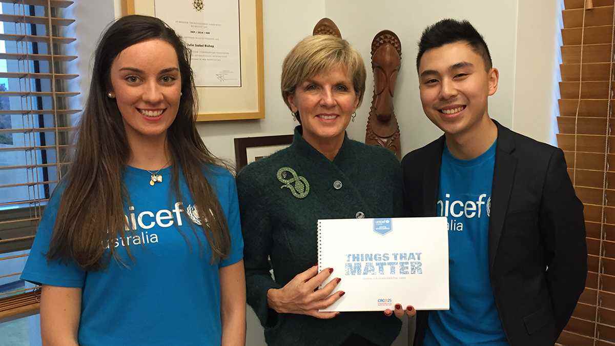 Young Ambassadors Kate Row and Jeffrey Effendi present their report to the Deputy Prime Minister and Minister for Foreign Affairs, the Hon Julie Bishop MP. 