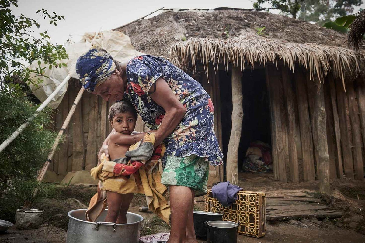 Maria looks after her elderly mother, her daughter, granddaughter, brother and brother's friend in a remote town in the province of Chimbu