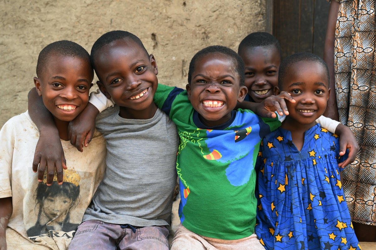 Five children smiling to the camera