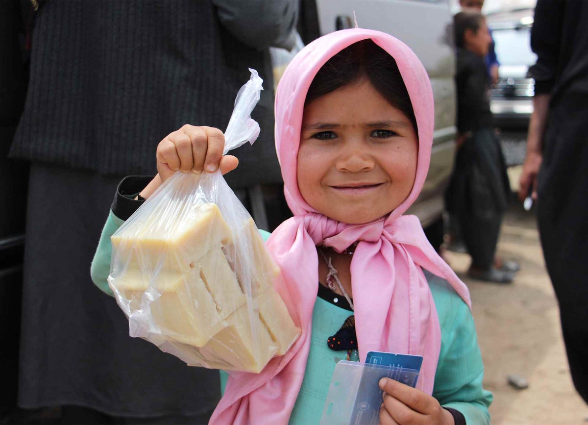 A young girl at a displacement camp holds a bag of soap provided by UNICEF. © UNICEF/UNI325451/Ghafary