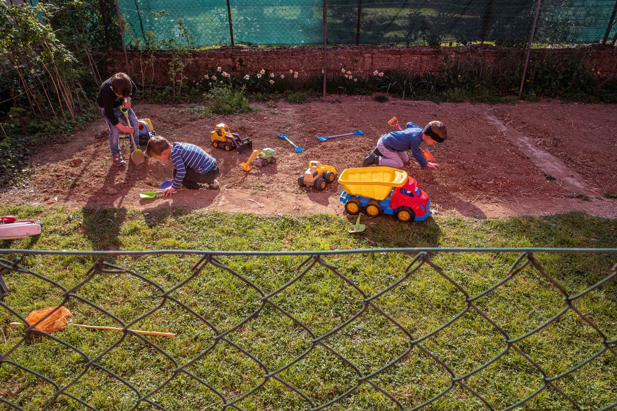 The family usually dedicates the morning and early afternoon to school tasks that arrive via the internet, after a snack they go down to play in the courtyard and in the garden until late afternoon