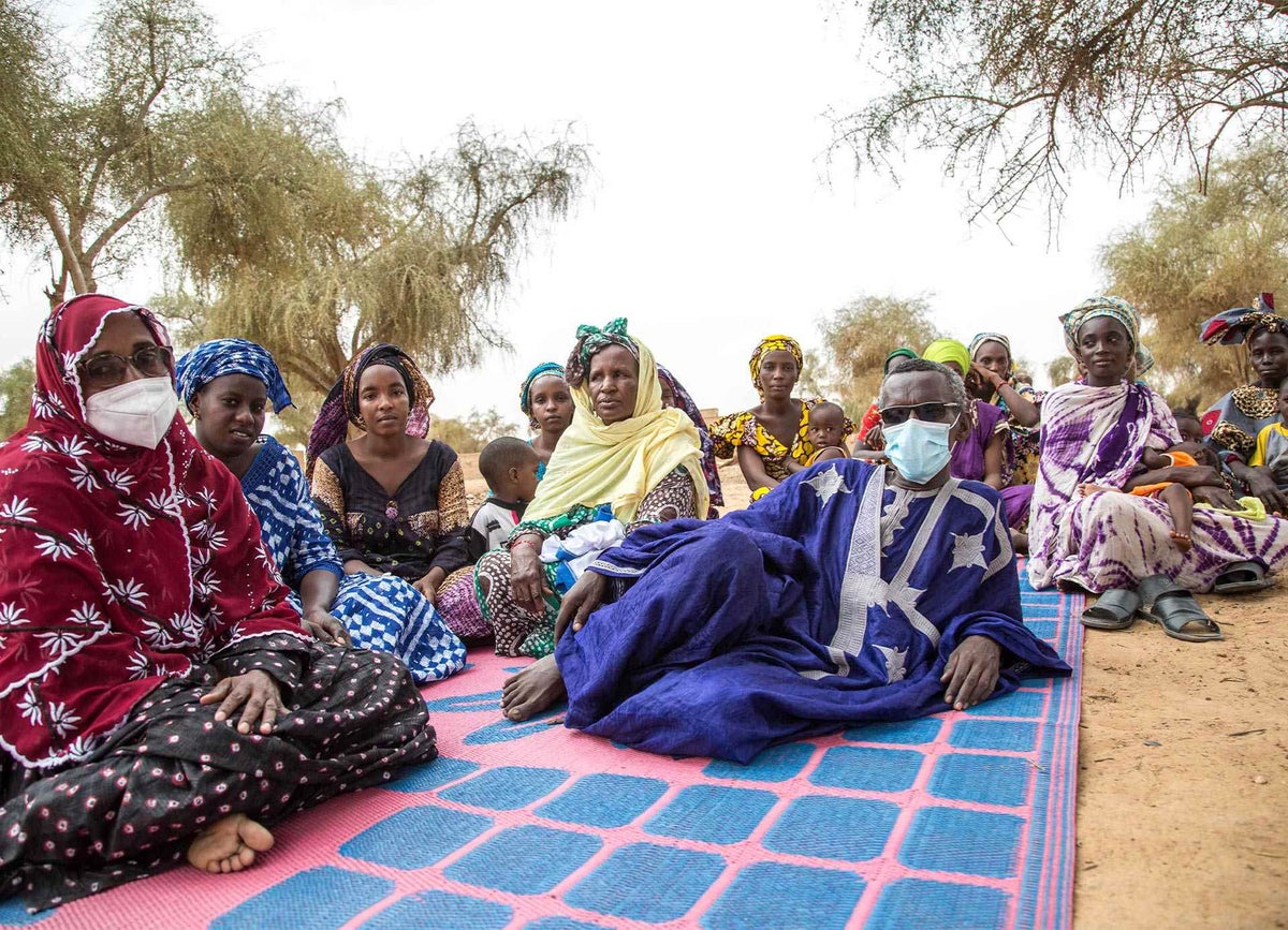 Mamadou (centre) a UNICEF volunteer resource person in Djinja, Mauritania, poses with one of his nutrition discussion groups for pregnant and lactating mothers.