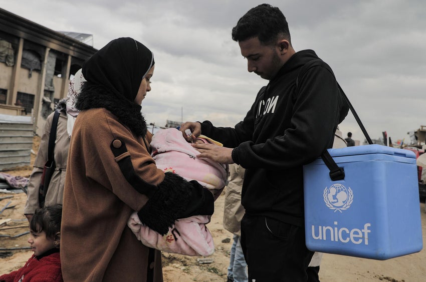 Children receive the polio vaccines in Gaza as part of the UNICEF-supported polio vaccination campaign. 