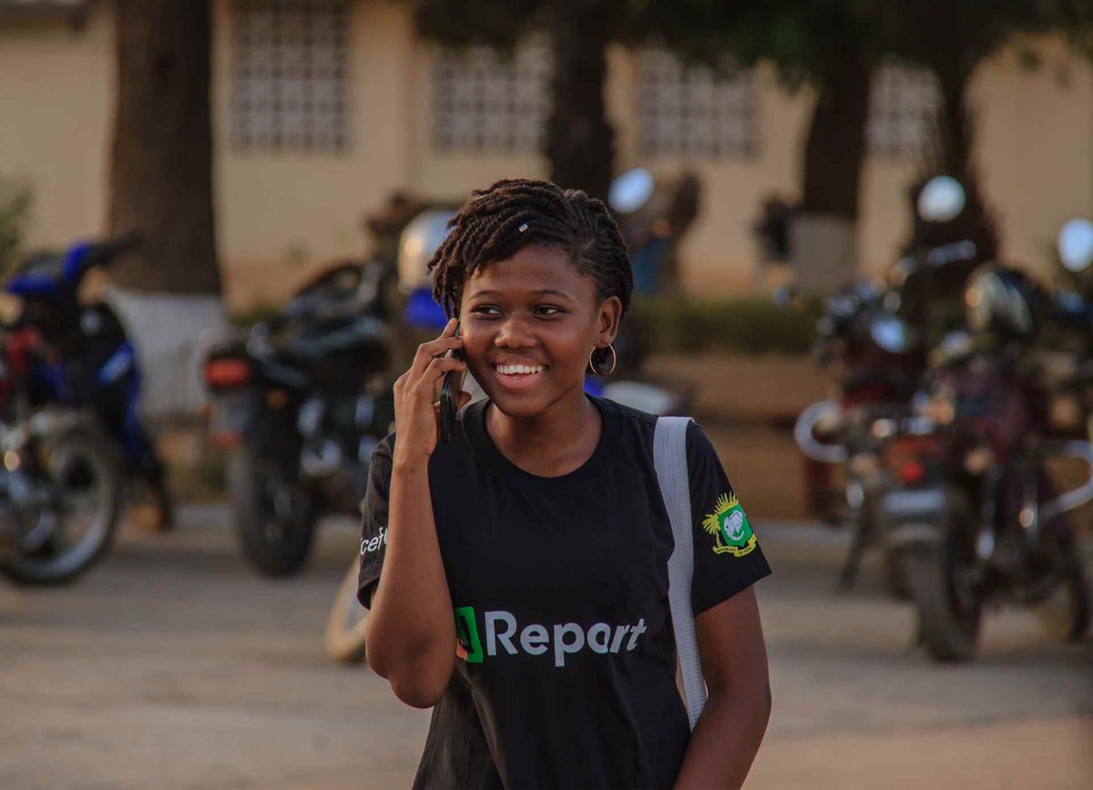 A young U-Reporter from central Côte d'Ivoire organised a community service where they helped clean up their city with a sweeping session in the streets. 