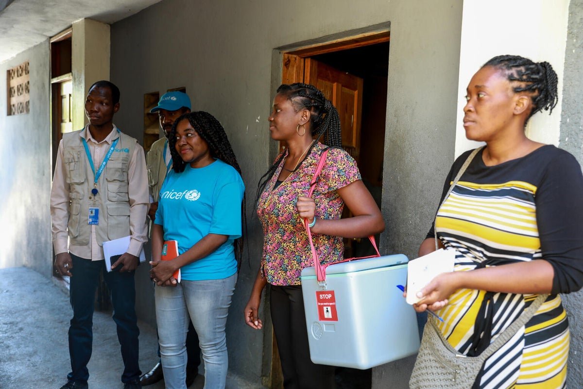 UNICEF health specialists accompany cholera vaccination team on door-to-door home visits in Haiti. 