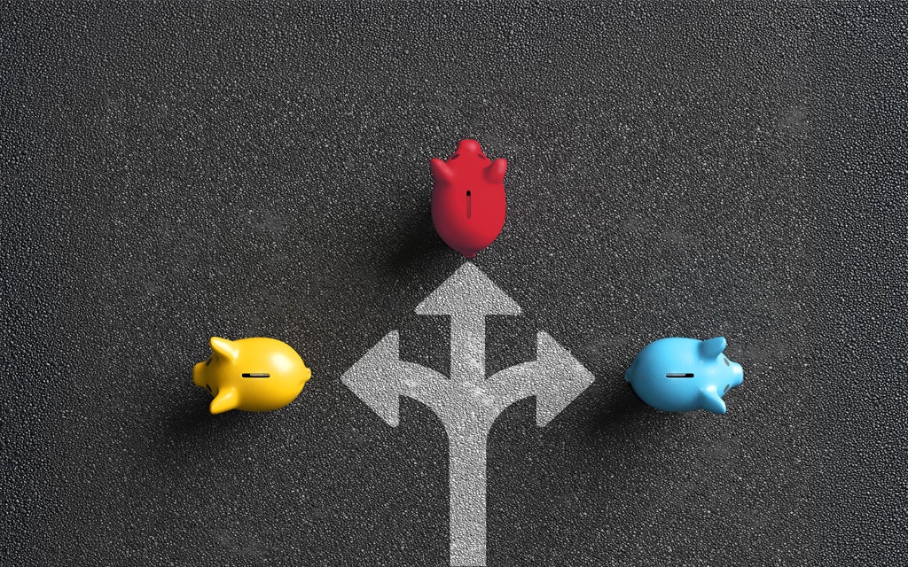 Three piggy banks surrounding a directional arrow.