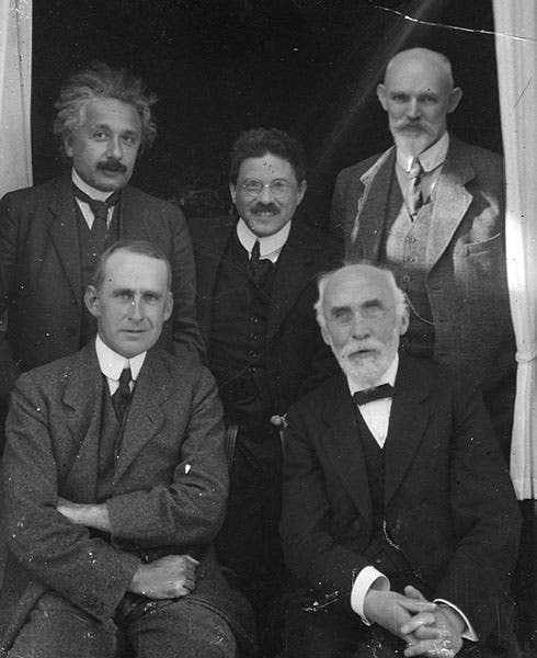 Paul Ehrenfest (center), with Albert Einstein, Willem de Sitter, Arthur Eddington, and Hendrik Lorentz, photograph, in Leiden, 1923 (Wikimeida commons)