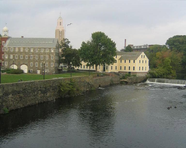 Slater Mill, yellow building at center, with Wilkinson Mill at left, Pawtucket, Rhode Island (Forest J. Hanford on Wikimedia commons)