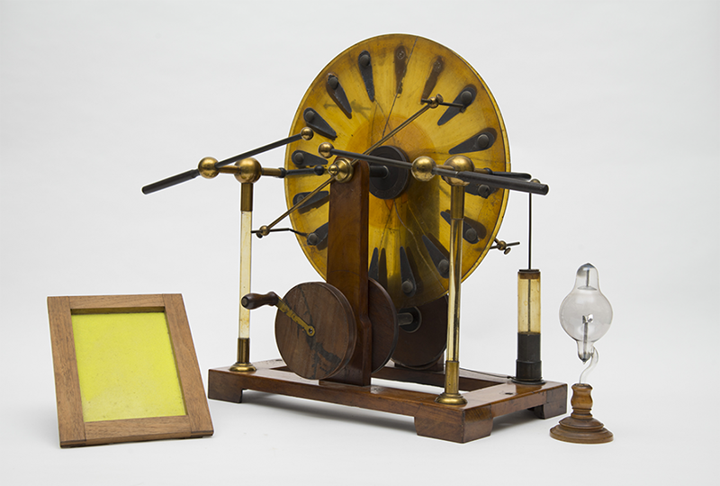 Wimshurst electrostatic generator, X-ray tube, and fluorescent screen used to diagnose soldiers during the Boer War (History of Science Museum, Oxford University)