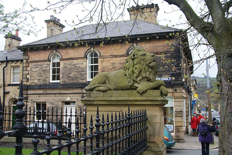 Vigilance, another of the Saltaire lions, sculpted in stone by Thomas Milnes, commissioned by Titus Salt, 1869, Saltaire, West Yorkshire (Wikimedia commons)