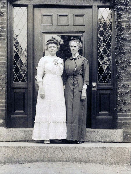 Henrietta Swan Leavitt (right) and Annie Jump Cannon outside Harvard College Observatory, photograph, 1913 (Wikimedia commons)