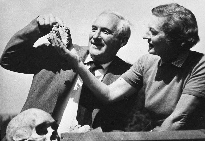 Louis and Mary Leakey examining the jaw of OH 5 (Zinj) for a press photo (leakeyfoundation.org)