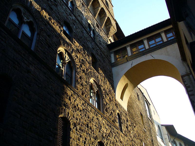The Vasari corridor crossing from the Palazzo Vecchio to the Uffizi (Wikimedia commons)