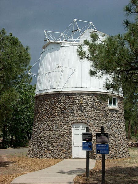 Building at Lowell Observatory that housed the 13-inch astrograph that Clyde Tombaugh used to photograph regions along the ecliptic (Wikimedia commons)