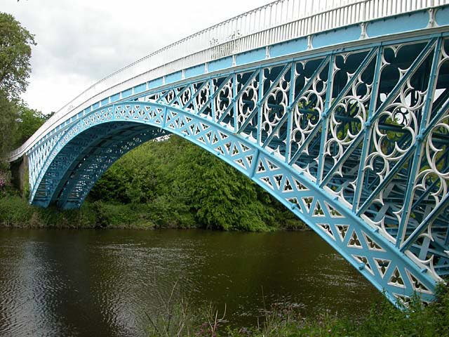 Aldford Iron Bridge, crossing the River Dee in Cheshire, built of cast iron by William Hazledine, designed by Thomas Telford, completed in 1824 (Wikimedia commons)
