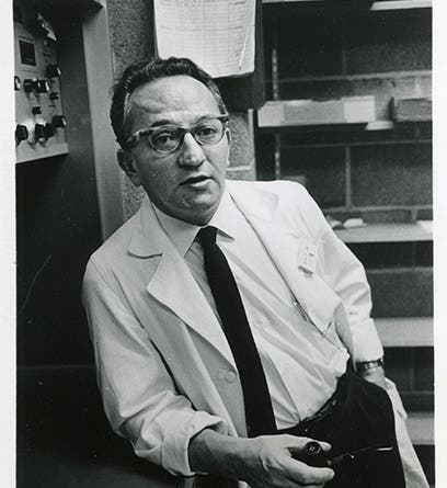 Sol Spiegelman in the lab, University of Illinois, photograph, 1966 (nlm.nih.gov)