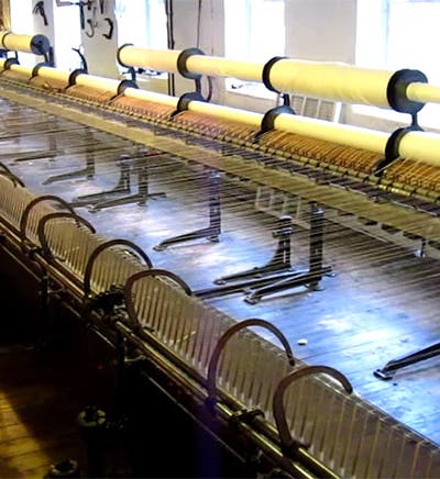 A working self-acting spinning mule at Quarry Bank Mill, frame from a video (Wikimedia commons)