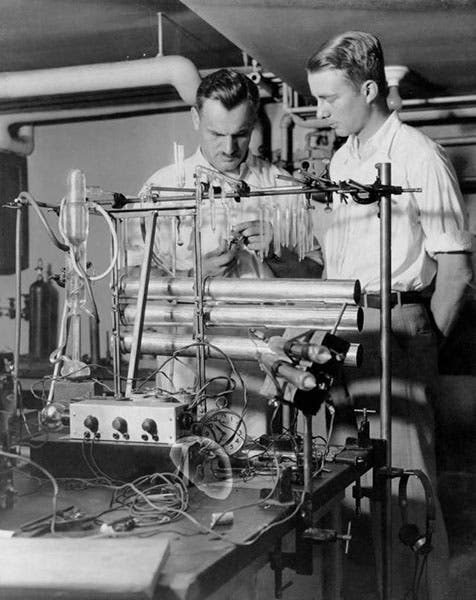 Arthur Holly Compton with Luis Alvarez in the lab at the University of Chicago, 1933 (Wikimedia commons)