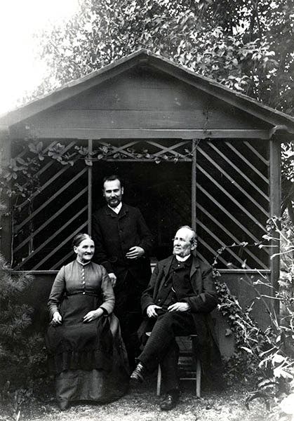 Leopold Blaschka (seated right), son Rudolf (standing), Leopold, and Caroline Blaschka in their Dresden garden, undated photograph (Wikimedia commons)