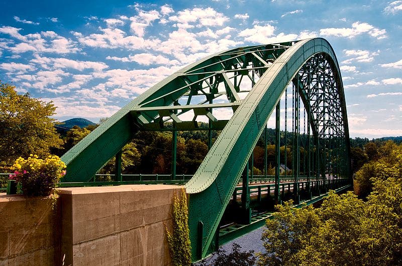 The Samuel Morey Memorial Bridge across the Connecticut River, connecting Fairlee, Vermont, and Erford, New Hampshire, opened in 1938 (Wikimedia commons)