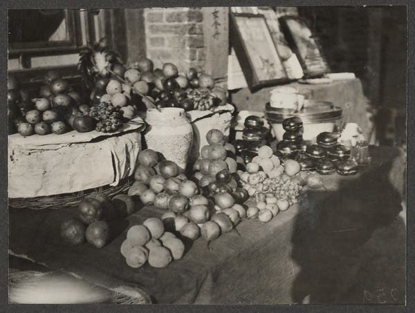 Persimmons and pears in a Beijing market, photographed by Frank Meyer (Arnold Arboretum)