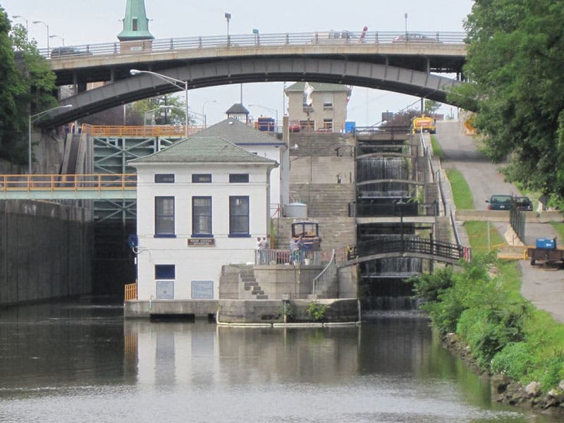 Benjamin Wright’s five-flight locks preserved at Lockport, N.Y., at the right, with the modern replacement one-step lock at left (weebly.com)
