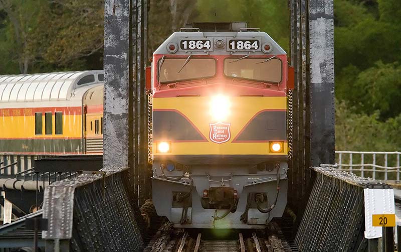 The government of Panama grants Kansas City Southern Railway and Mi-Jack Products a 50-year concession to rebuild and operate the Panama Railroad.